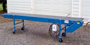 Off Feed Conveyor – Make loading easy with this sleek, heavy-duty off feed conveyor. Available in custom lengths, various horsepower and voltages. Comes standard with hand crank adjustable legs. Specify wheels or footpads. Transfers pots and plants.